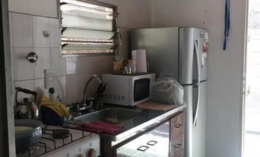 AMPLIA CASA CON DOBLE GARAGE + DPTO 2AMB. C/PATIO + MONO AMBIENTE EN PLANTA ALTA