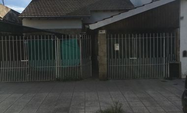 AMPLIA CASA CON DOBLE GARAGE + DPTO 2AMB. C/PATIO + MONO AMBIENTE EN PLANTA ALTA