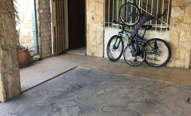 AMPLIA CASA CON DOBLE GARAGE + DPTO 2AMB. C/PATIO + MONO AMBIENTE EN PLANTA ALTA
