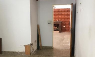 AMPLIA CASA CON DOBLE GARAGE + DPTO 2AMB. C/PATIO + MONO AMBIENTE EN PLANTA ALTA