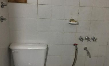 AMPLIA CASA CON DOBLE GARAGE + DPTO 2AMB. C/PATIO + MONO AMBIENTE EN PLANTA ALTA