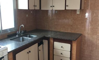 AMPLIA CASA CON DOBLE GARAGE + DPTO 2AMB. C/PATIO + MONO AMBIENTE EN PLANTA ALTA