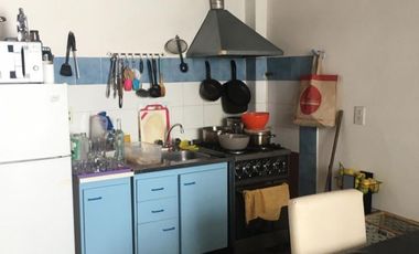 AMPLIA CASA CON DOBLE GARAGE + DPTO 2AMB. C/PATIO + MONO AMBIENTE EN PLANTA ALTA