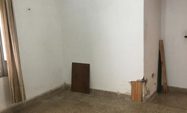 AMPLIA CASA CON DOBLE GARAGE + DPTO 2AMB. C/PATIO + MONO AMBIENTE EN PLANTA ALTA