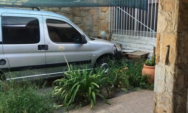 AMPLIA CASA CON DOBLE GARAGE + DPTO 2AMB. C/PATIO + MONO AMBIENTE EN PLANTA ALTA