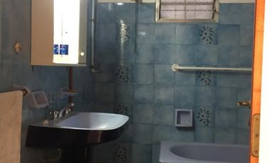 AMPLIA CASA CON DOBLE GARAGE + DPTO 2AMB. C/PATIO + MONO AMBIENTE EN PLANTA ALTA