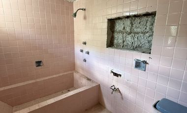 Casa para remodelar en venta en el Barrio de Santa Ana