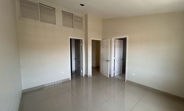 CASA EN RENTA EN LA ESMERALDA