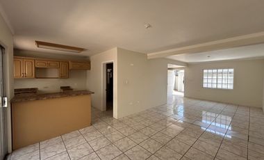 CASA EN RENTA EN LA ESMERALDA