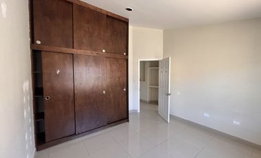 CASA EN RENTA EN LA ESMERALDA