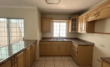 CASA EN RENTA EN LA ESMERALDA