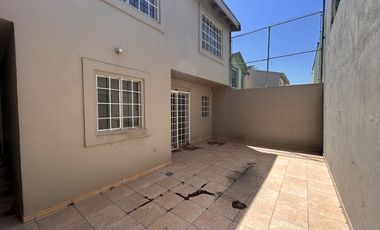 CASA EN RENTA EN LA ESMERALDA