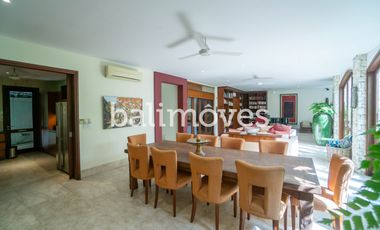 Vila Mewah dengan Lima Kamar Tidur yang Indah di Tepi Pantai Sanur