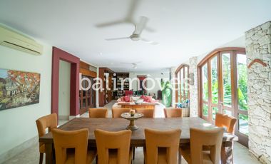 Vila Mewah dengan Lima Kamar Tidur yang Indah di Tepi Pantai Sanur