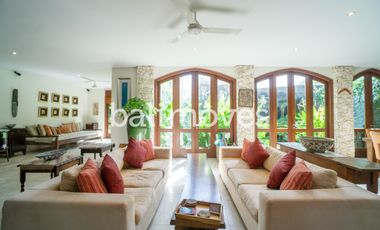 Vila Mewah dengan Lima Kamar Tidur yang Indah di Tepi Pantai Sanur