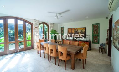 Vila Mewah dengan Lima Kamar Tidur yang Indah di Tepi Pantai Sanur