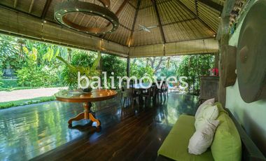 Vila Mewah dengan Lima Kamar Tidur yang Indah di Tepi Pantai Sanur