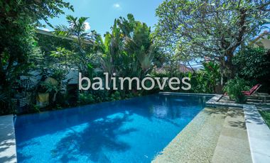 Vila Mewah dengan Lima Kamar Tidur yang Indah di Tepi Pantai Sanur