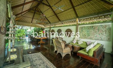 Vila Mewah dengan Lima Kamar Tidur yang Indah di Tepi Pantai Sanur