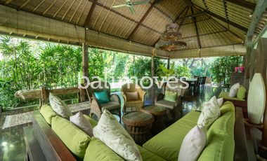 Vila Mewah dengan Lima Kamar Tidur yang Indah di Tepi Pantai Sanur