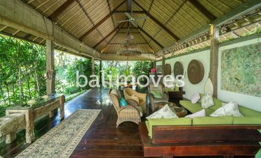 Vila Mewah dengan Lima Kamar Tidur yang Indah di Tepi Pantai Sanur