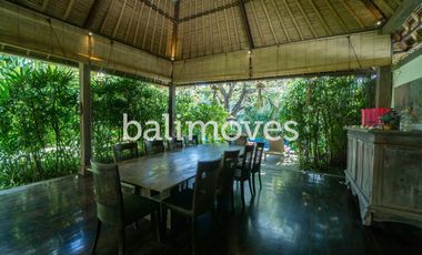 Vila Mewah dengan Lima Kamar Tidur yang Indah di Tepi Pantai Sanur