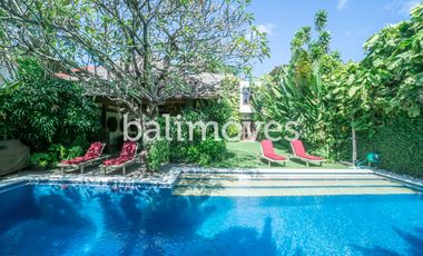 Vila Mewah dengan Lima Kamar Tidur yang Indah di Tepi Pantai Sanur