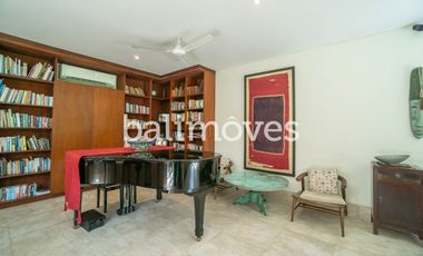 Vila Mewah dengan Lima Kamar Tidur yang Indah di Tepi Pantai Sanur