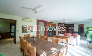 Vila Mewah dengan Lima Kamar Tidur yang Indah di Tepi Pantai Sanur