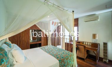 Vila Mewah dengan Lima Kamar Tidur yang Indah di Tepi Pantai Sanur