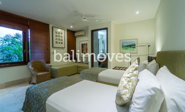 Vila Mewah dengan Lima Kamar Tidur yang Indah di Tepi Pantai Sanur