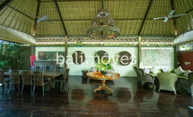 Vila Mewah dengan Lima Kamar Tidur yang Indah di Tepi Pantai Sanur