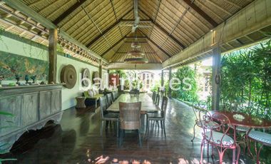 Vila Mewah dengan Lima Kamar Tidur yang Indah di Tepi Pantai Sanur