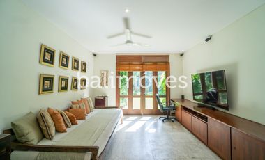 Vila Mewah dengan Lima Kamar Tidur yang Indah di Tepi Pantai Sanur