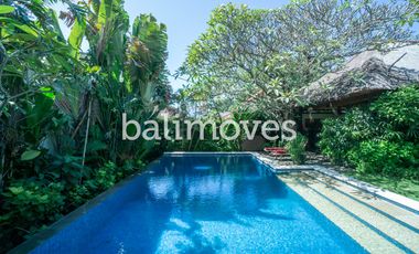 Vila Mewah dengan Lima Kamar Tidur yang Indah di Tepi Pantai Sanur