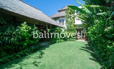 Vila Mewah dengan Lima Kamar Tidur yang Indah di Tepi Pantai Sanur