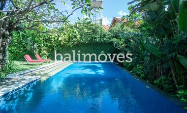 Vila Mewah dengan Lima Kamar Tidur yang Indah di Tepi Pantai Sanur