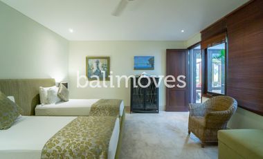 Vila Mewah dengan Lima Kamar Tidur yang Indah di Tepi Pantai Sanur