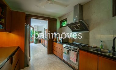 Vila Mewah dengan Lima Kamar Tidur yang Indah di Tepi Pantai Sanur