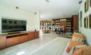 Vila Mewah dengan Lima Kamar Tidur yang Indah di Tepi Pantai Sanur