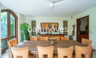 Vila Mewah dengan Lima Kamar Tidur yang Indah di Tepi Pantai Sanur