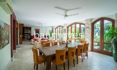 Vila Mewah dengan Lima Kamar Tidur yang Indah di Tepi Pantai Sanur