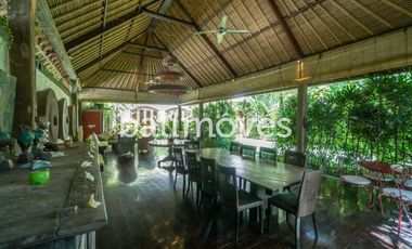 Vila Mewah dengan Lima Kamar Tidur yang Indah di Tepi Pantai Sanur