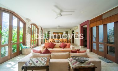 Vila Mewah dengan Lima Kamar Tidur yang Indah di Tepi Pantai Sanur