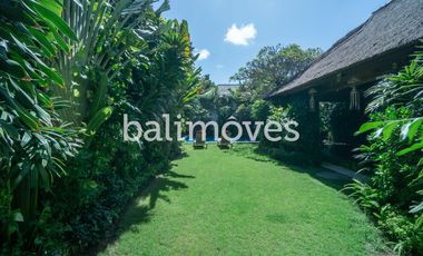 Vila Mewah dengan Lima Kamar Tidur yang Indah di Tepi Pantai Sanur