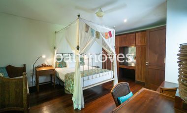 Vila Mewah dengan Lima Kamar Tidur yang Indah di Tepi Pantai Sanur