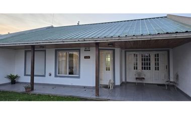 Casa de 3 ambientes con garage en excelente ubicación