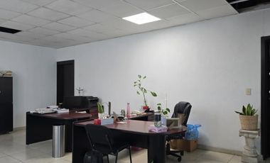 Se vende bodega en Jardines del Bosque