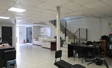 Se vende bodega en Jardines del Bosque