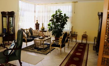 Hermosa casa en venta en Cumbayá – La Primavera 2 con amplio terreno y jardín